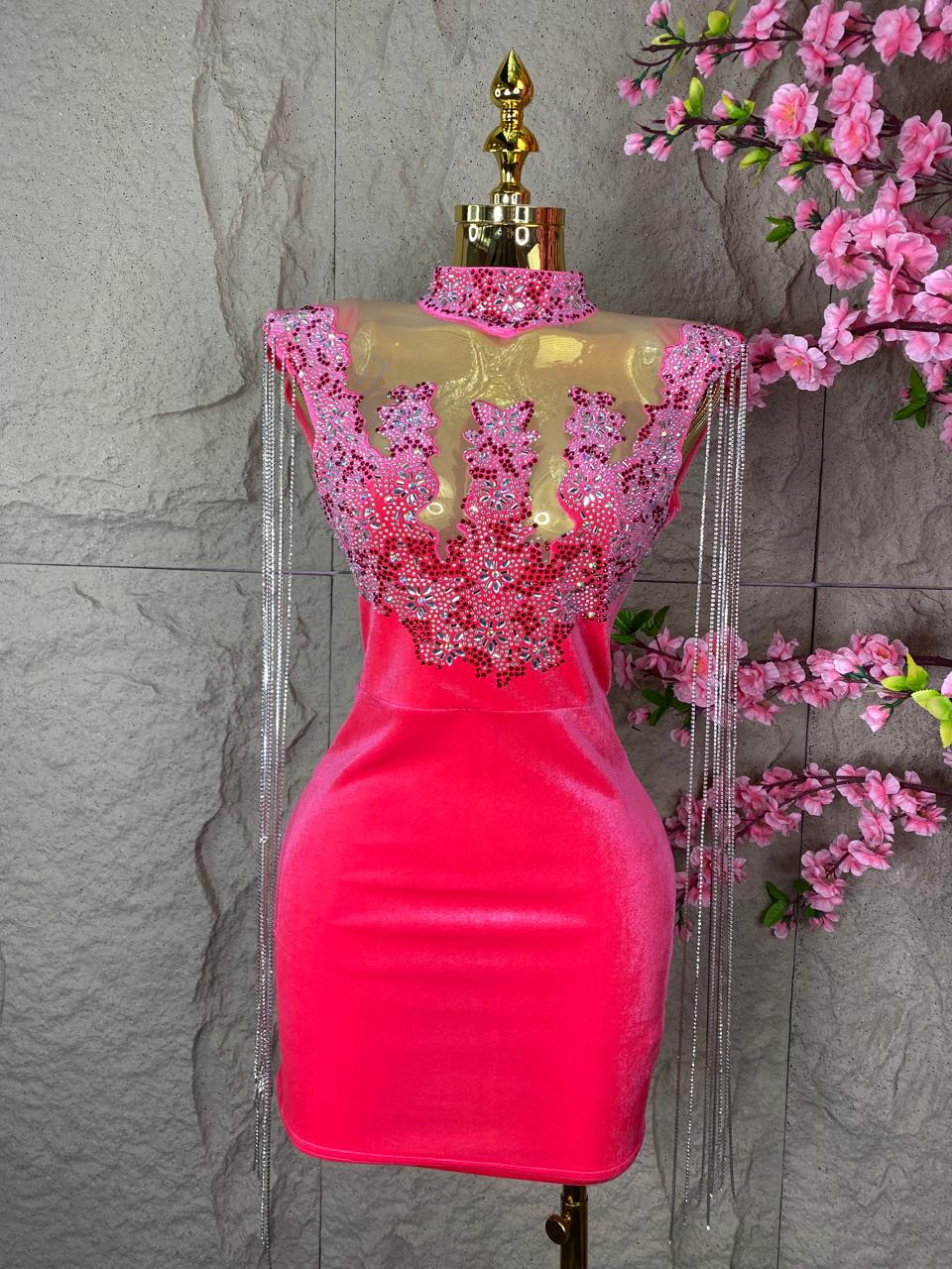 VESTIDO TERCIOPELO ROSA CON CRISTALES Y FLECOS EN MANGAS