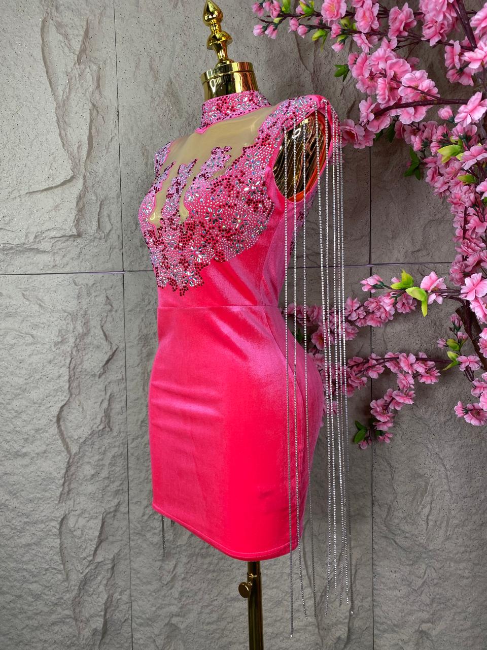 VESTIDO TERCIOPELO ROSA CON CRISTALES Y FLECOS EN MANGAS
