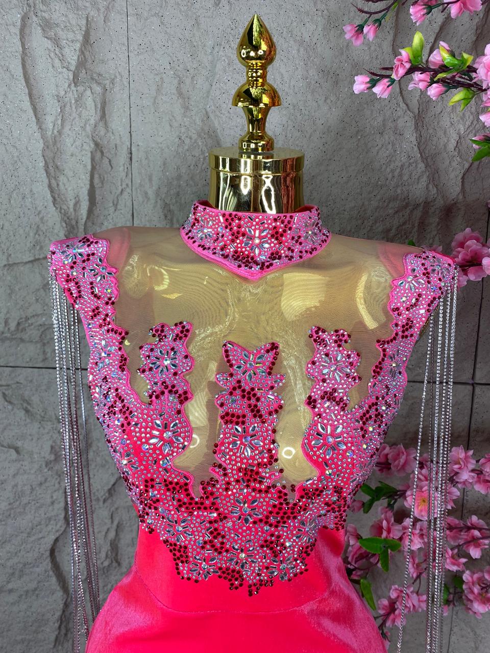 VESTIDO TERCIOPELO ROSA CON CRISTALES Y FLECOS EN MANGAS