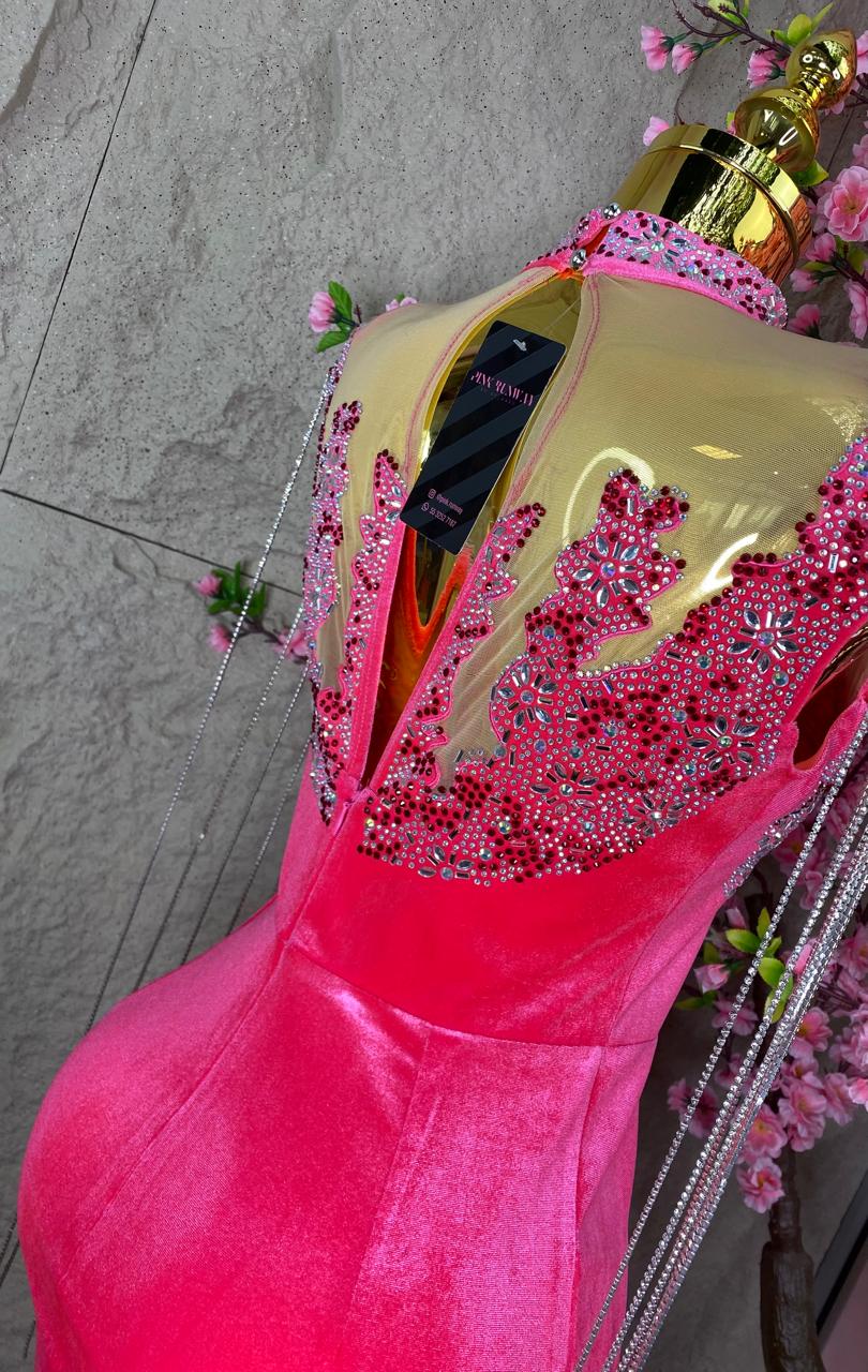 VESTIDO TERCIOPELO ROSA CON CRISTALES Y FLECOS EN MANGAS