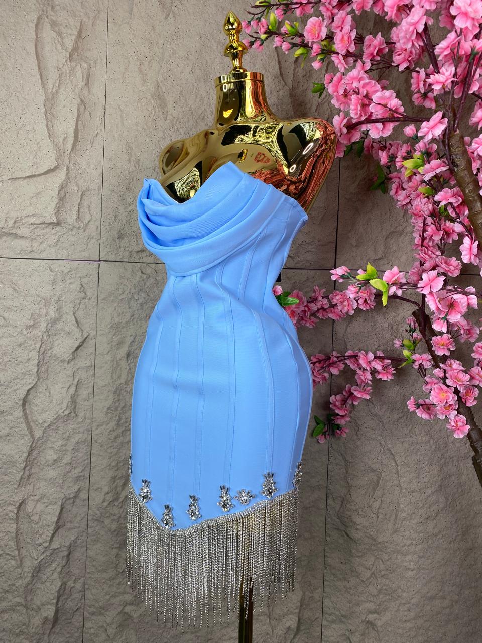 VESTIDO STRAPLESS CON APPS Y FLECOS AZUL