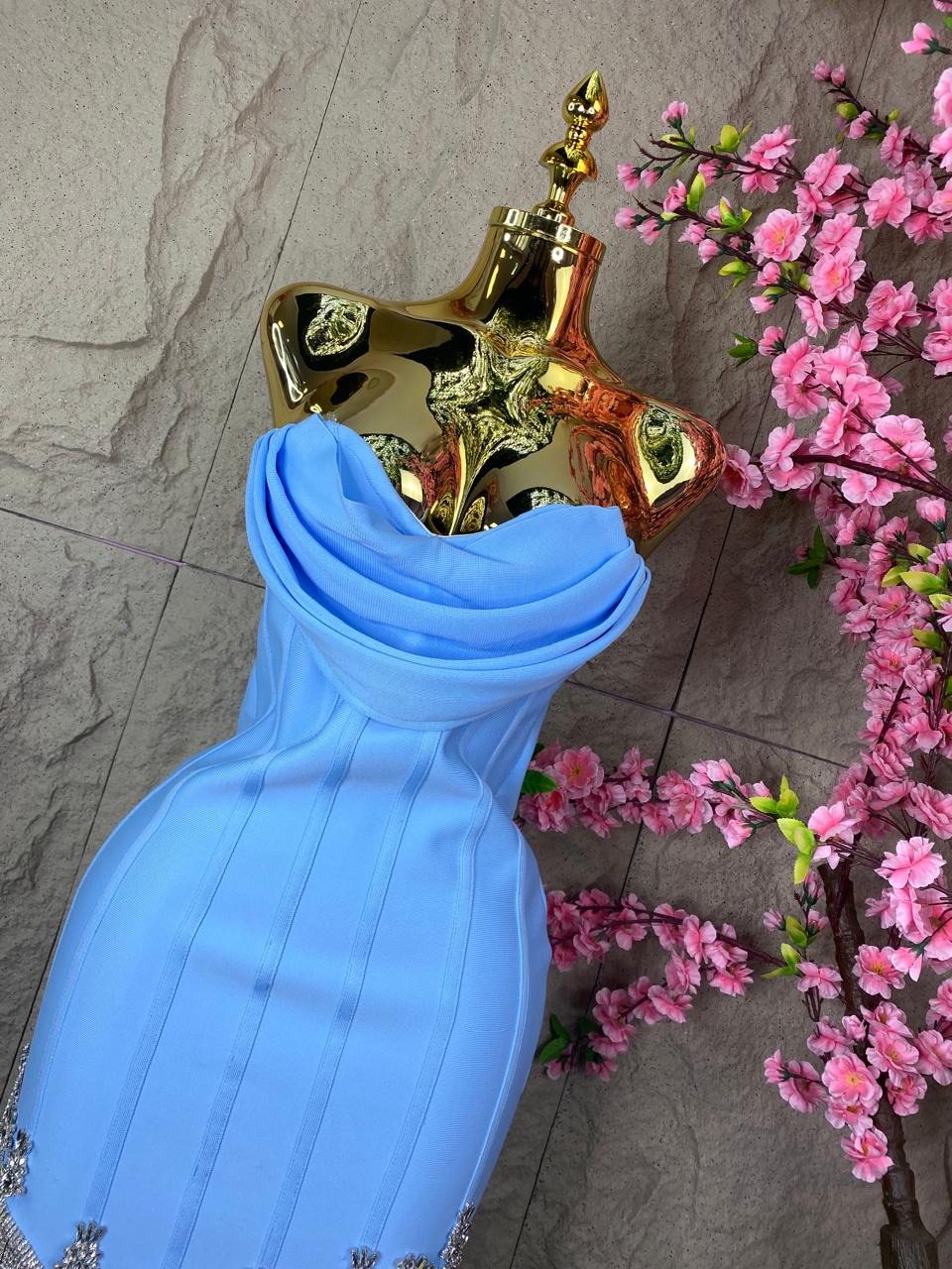VESTIDO STRAPLESS CON APPS Y FLECOS AZUL