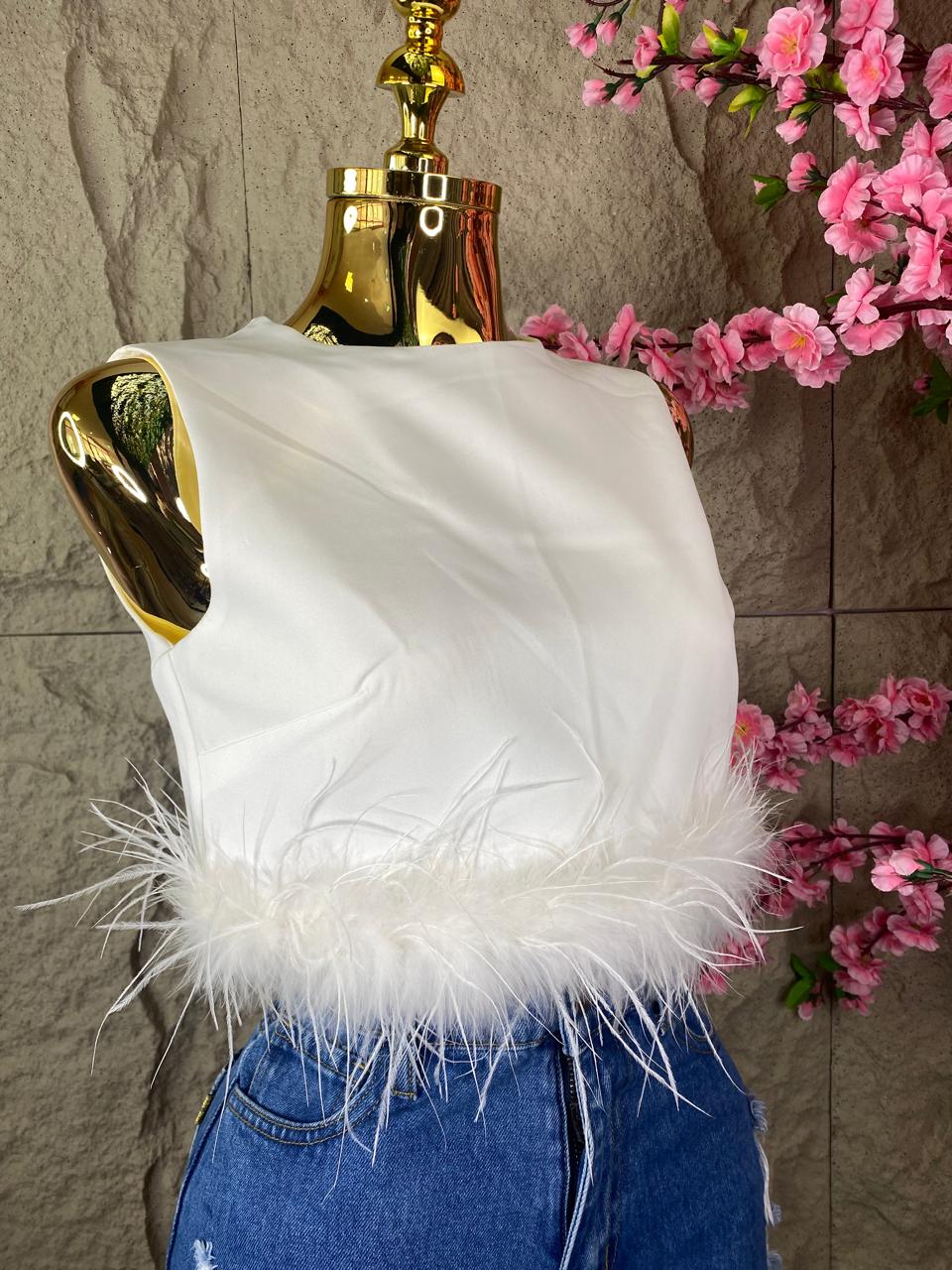 TOP CON PLUMAS BLANCO