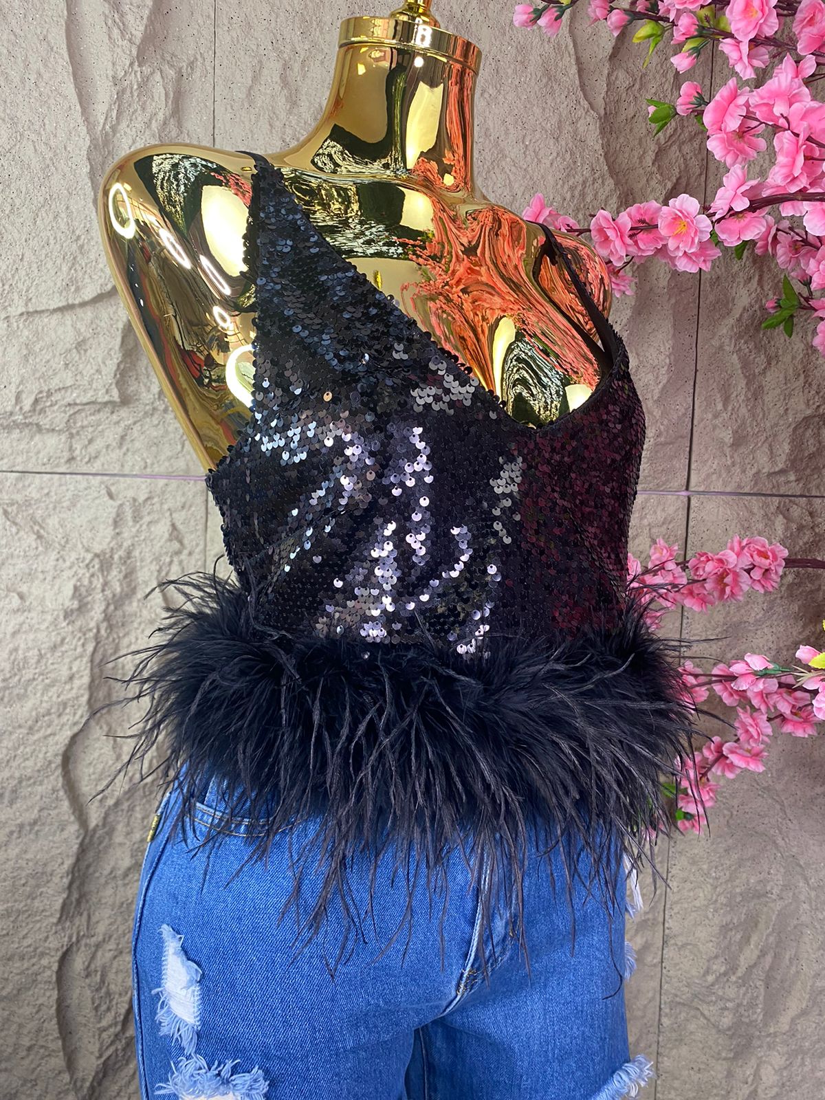 TOP CON LENTEJUELAS Y PLUMAS NEGRO