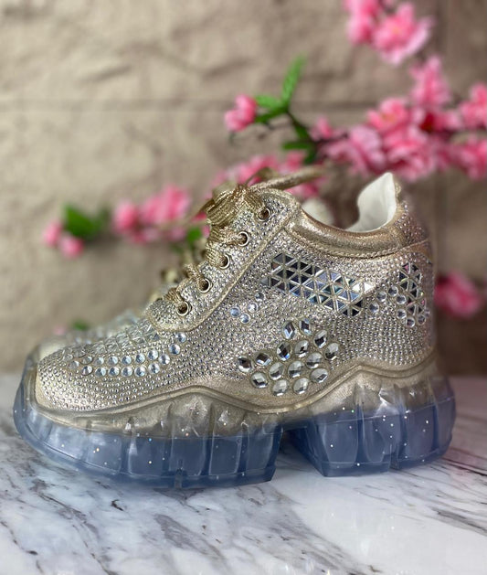 TENIS CON CRISTALES SUELA TRANSPARENTE DORADOS