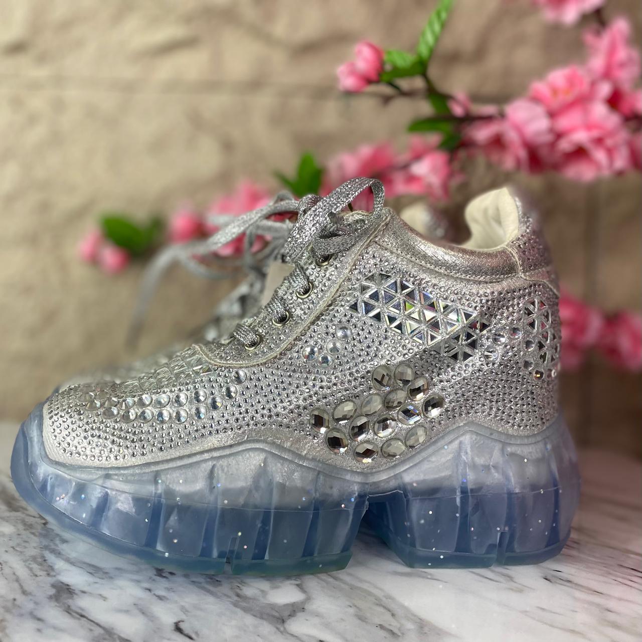TENIS CRISTALES CON SUELA TRANSPARENTE PLATA