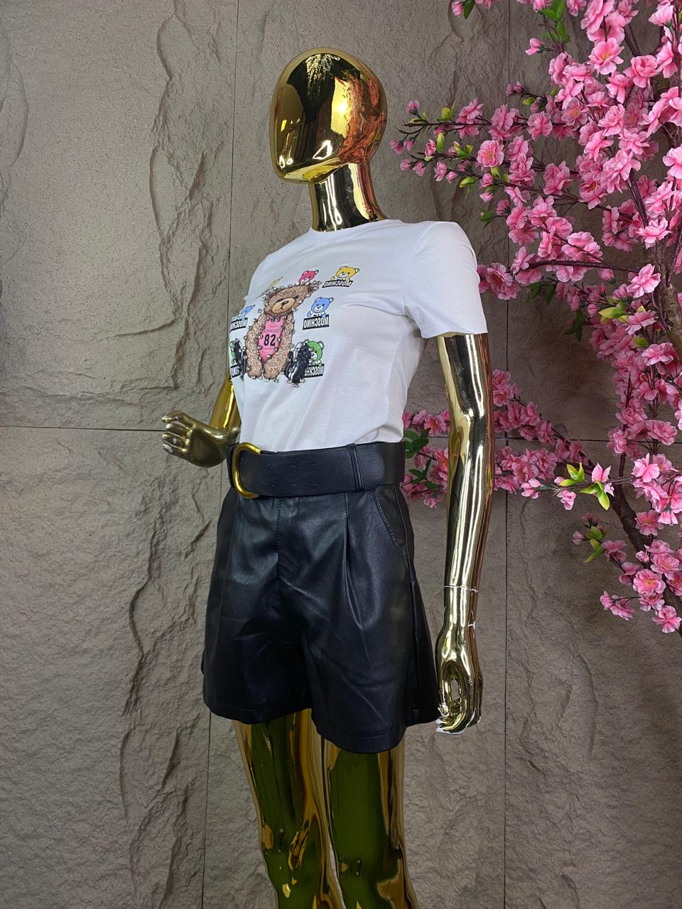 SHORT CON CINTURON EN VINIPIEL NEGRO