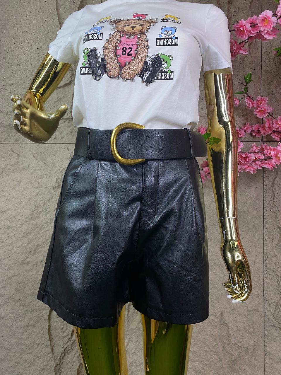 SHORT CON CINTURON EN VINIPIEL NEGRO