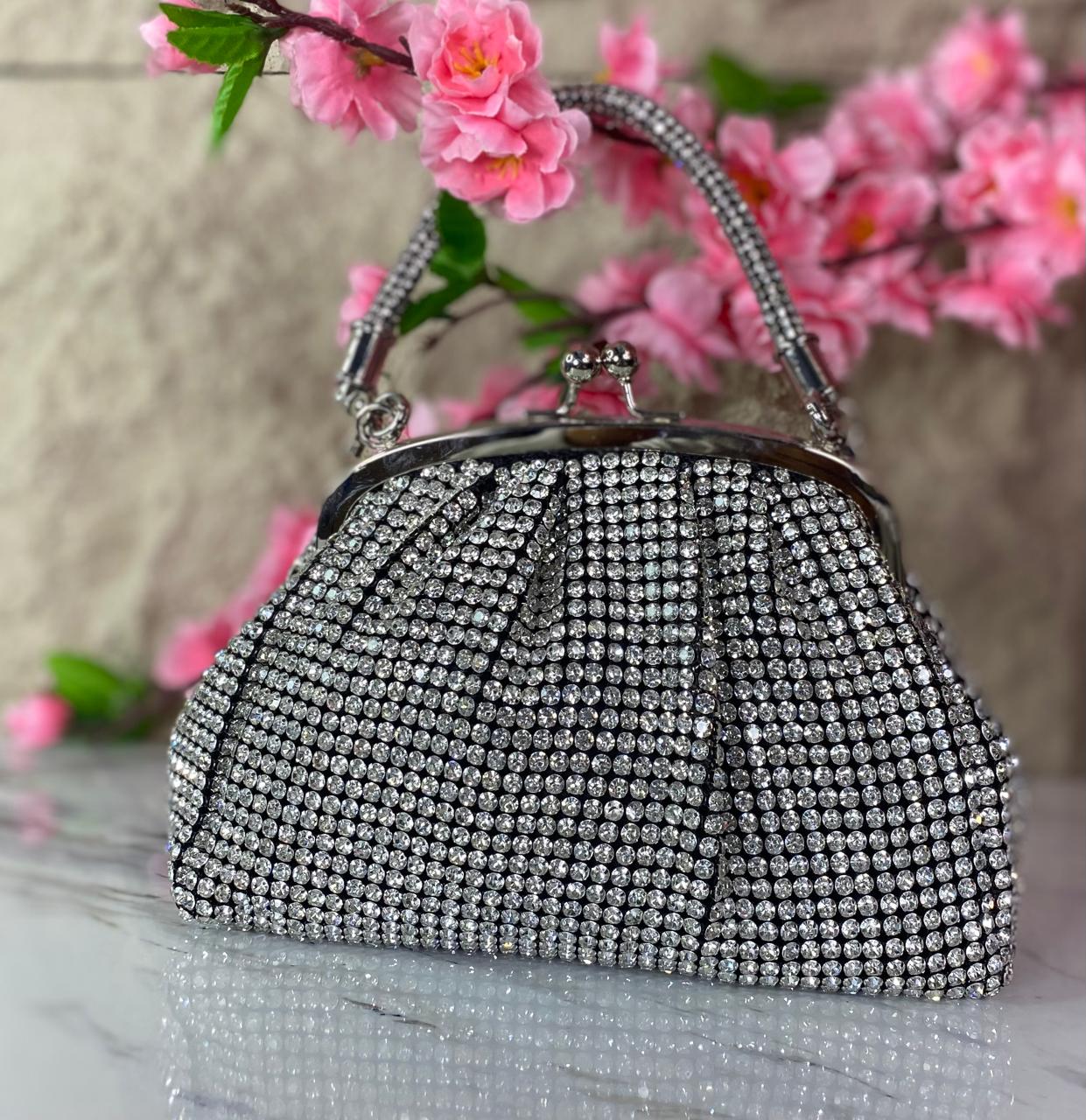 BOLSO DE MANO FRUNCIDO CON DIAMANTES