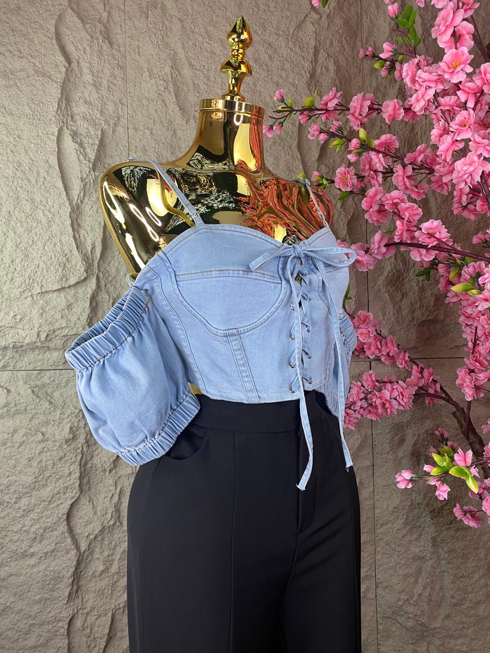 CROP TOP CON TIRANTES Y AGUJETA AL FRENTE AZUL