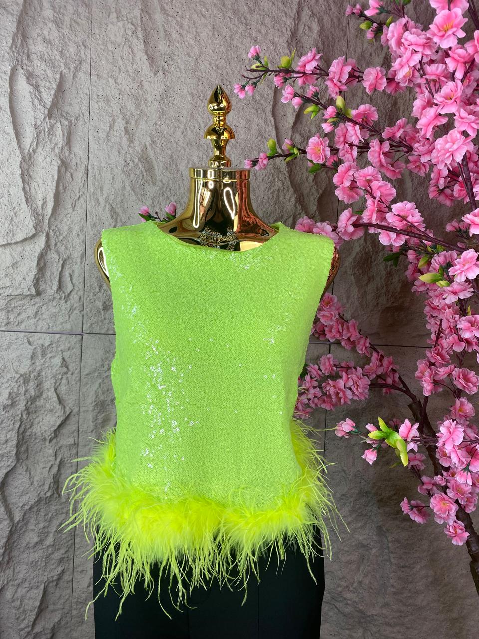BLUSA CON LENTEJUELA Y PLUMAS VERDE LIMON