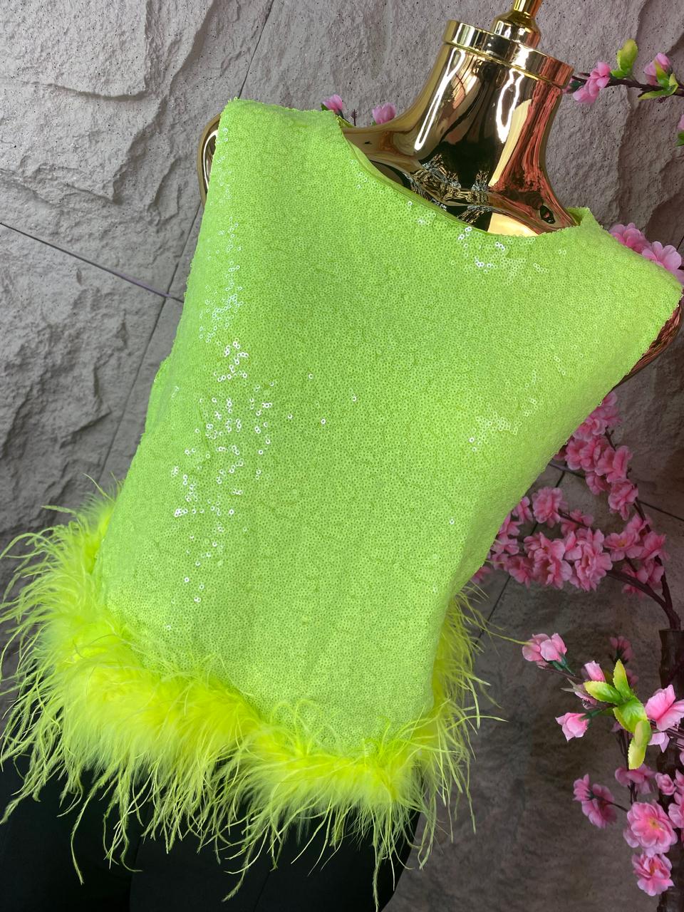 BLUSA CON LENTEJUELA Y PLUMAS VERDE LIMON