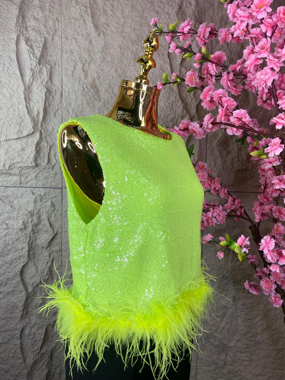 BLUSA CON LENTEJUELA Y PLUMAS VERDE LIMON