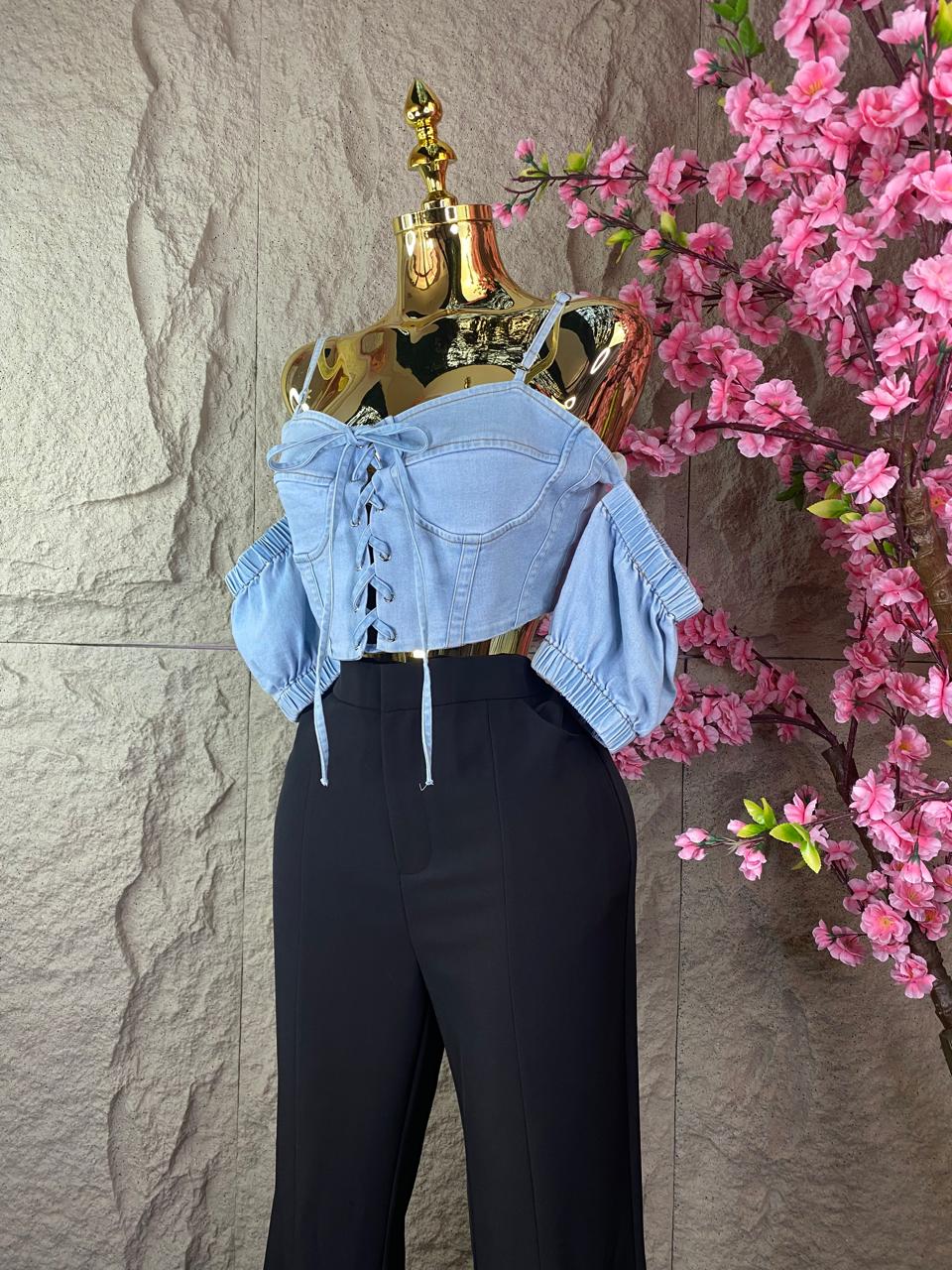 CROP TOP CON TIRANTES Y AGUJETA AL FRENTE AZUL