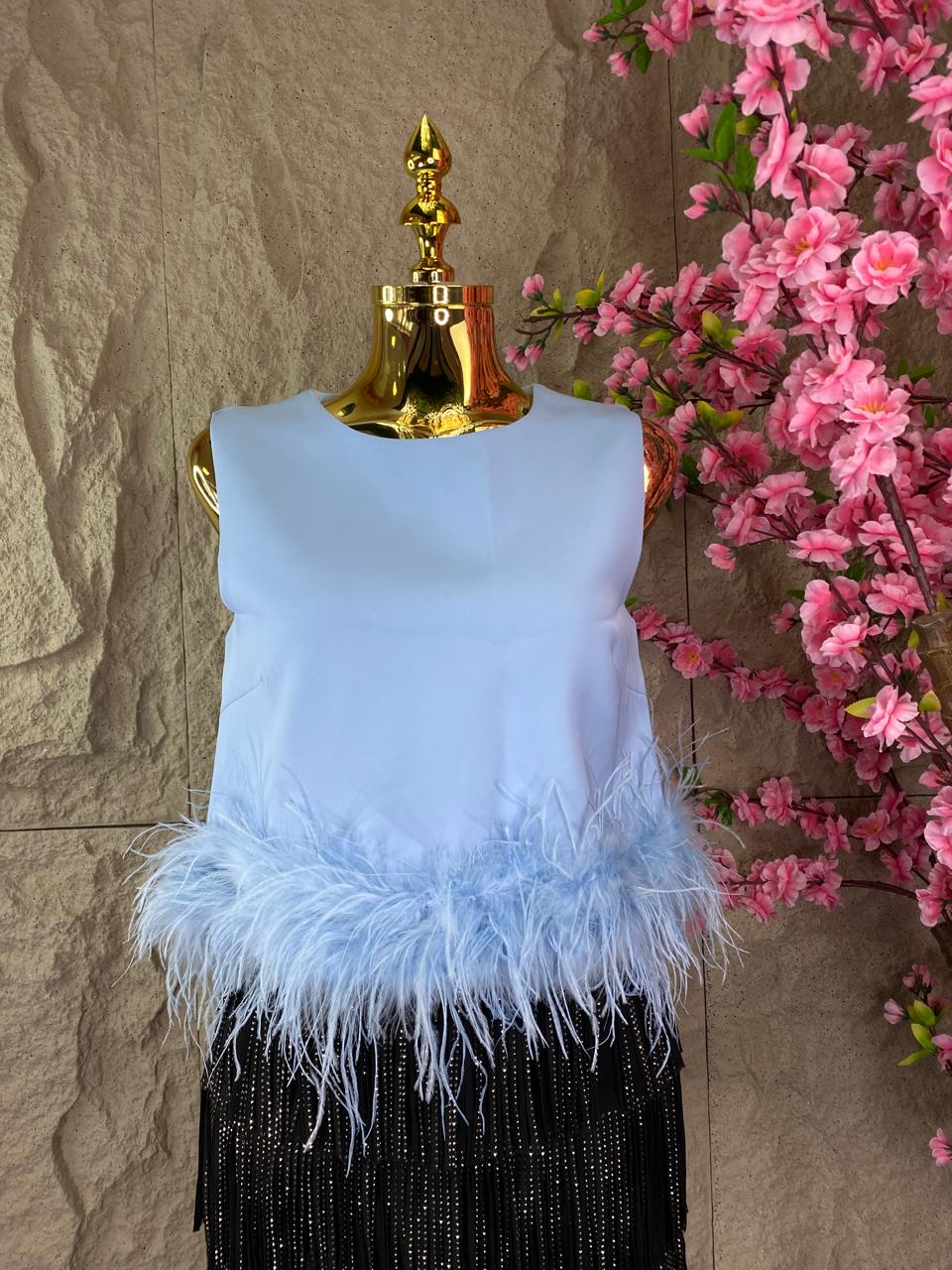 BLUSA SIN MANGAS CON PLUMAS COLORES