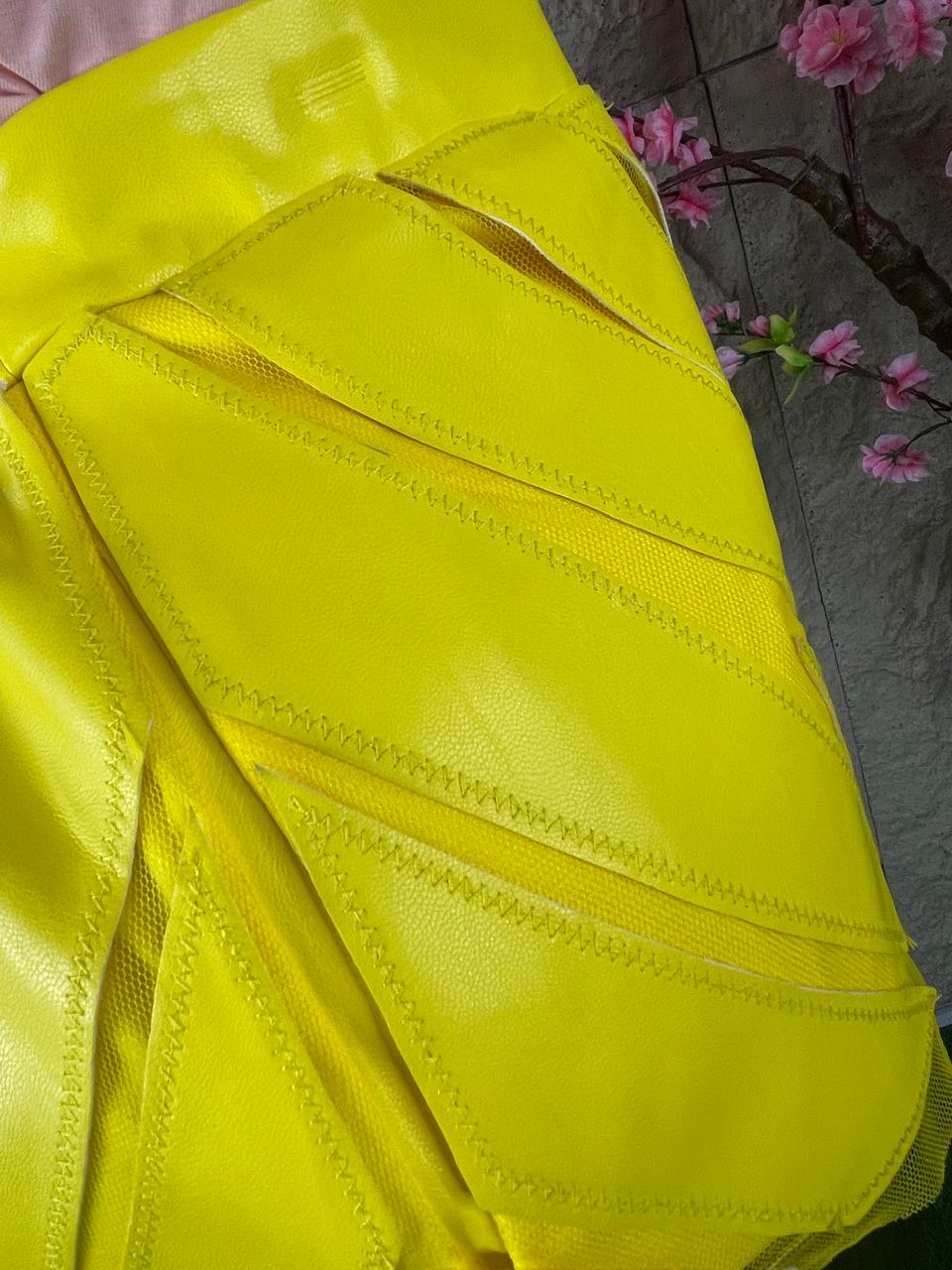 SHORT EN VINIPIEL AMARILLO