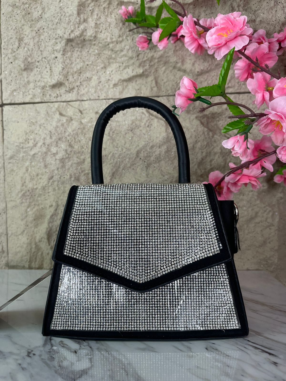BOLSO DE MANO CRUZADO CON BRILLOS PLATEADOS
