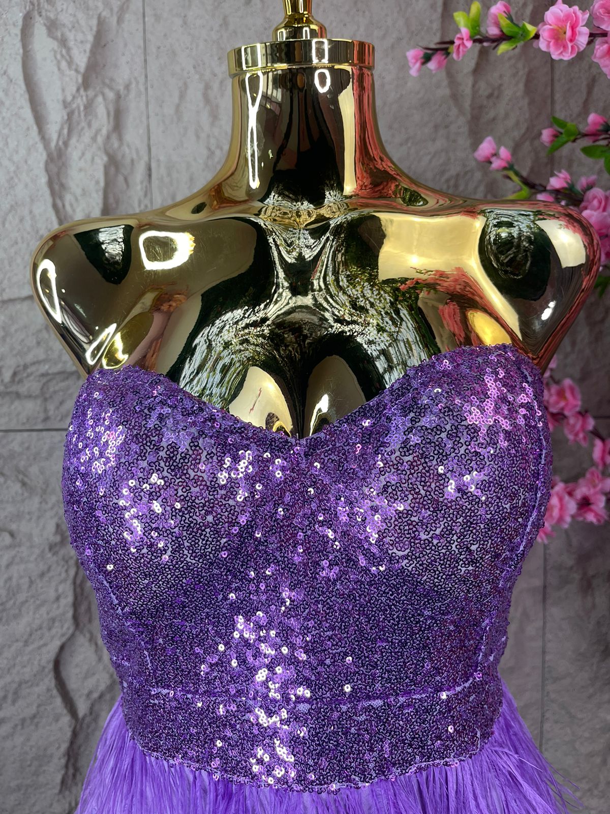 VESTIDO DE PLUMAS Y LENTEJUELA