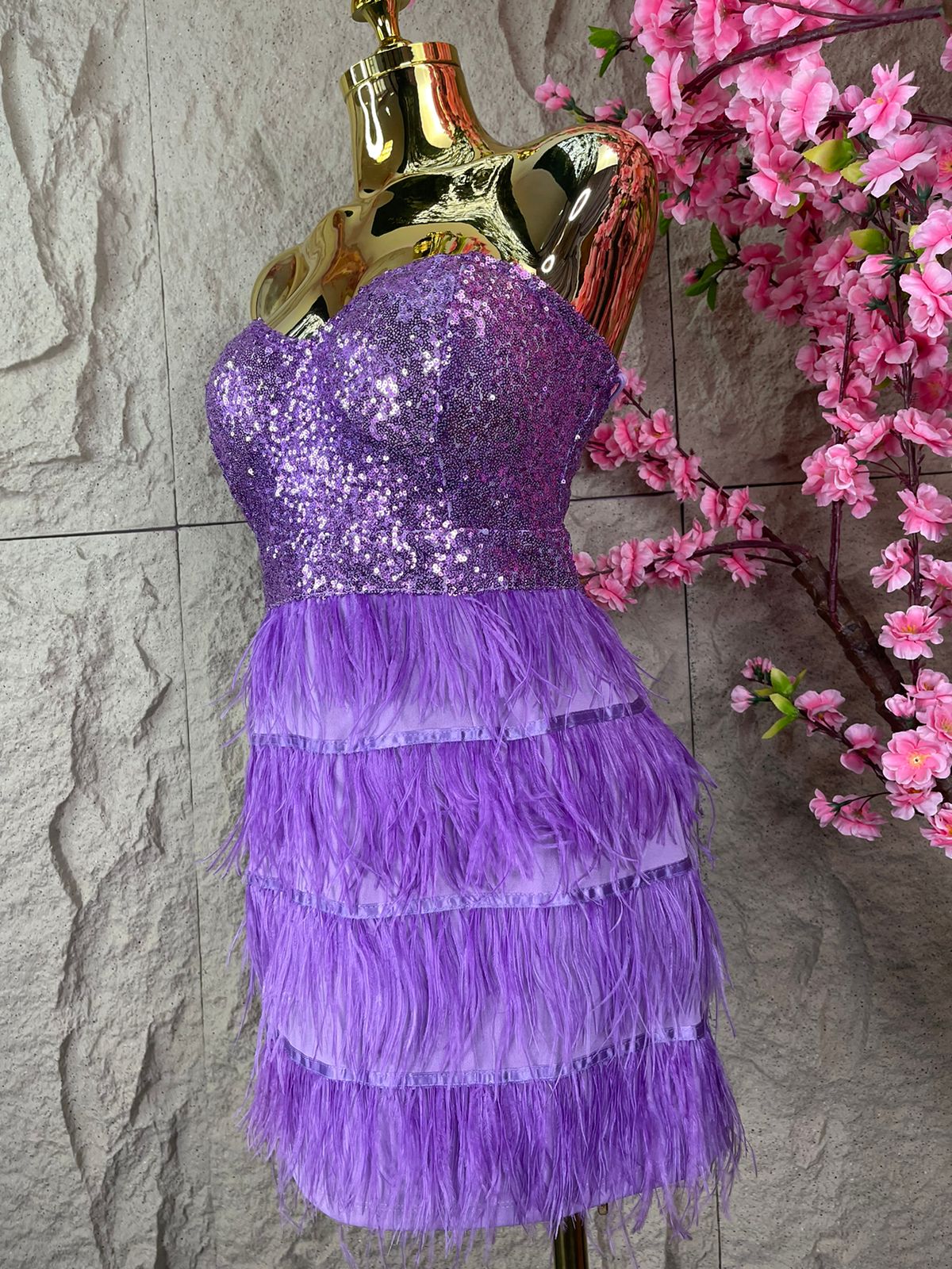VESTIDO DE PLUMAS Y LENTEJUELA