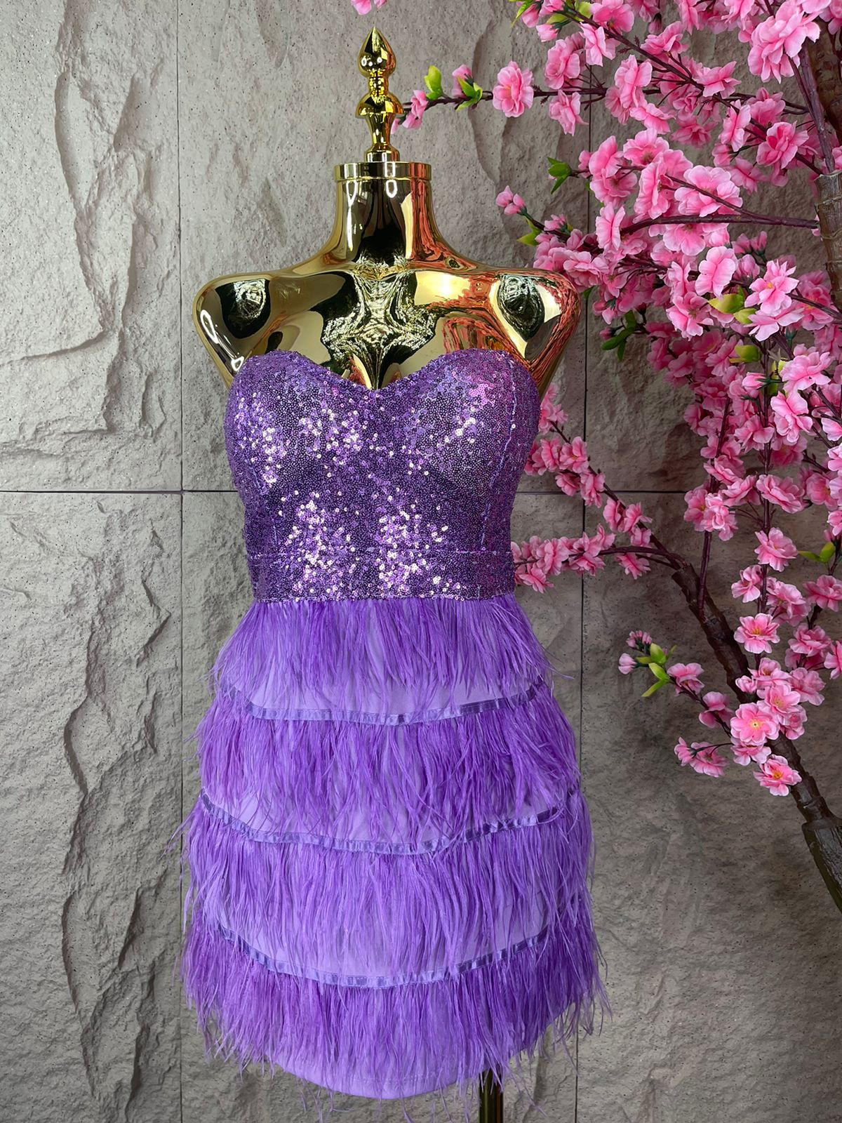 VESTIDO DE PLUMAS Y LENTEJUELA