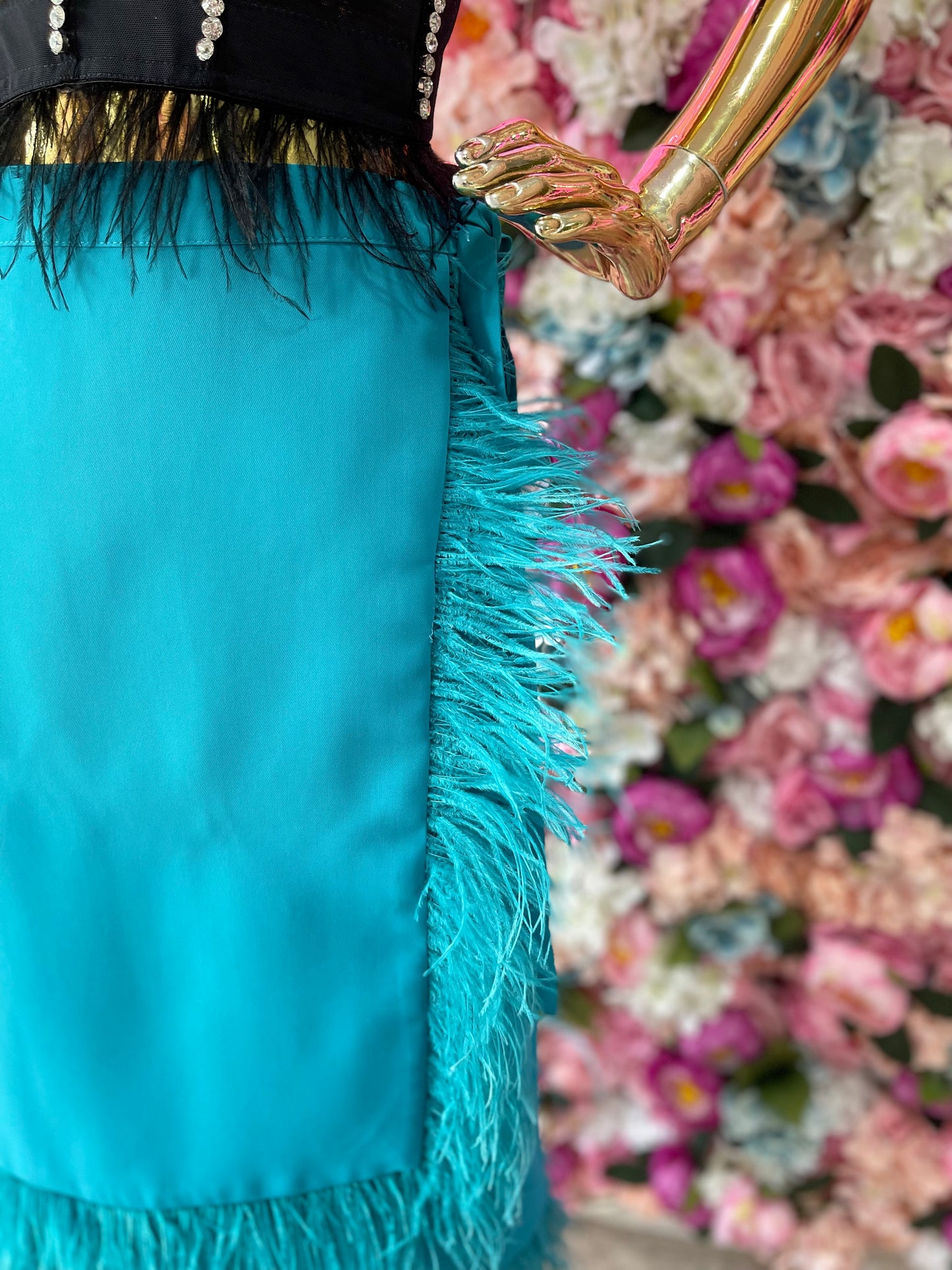 FALDA CON PLUMAS AZUL