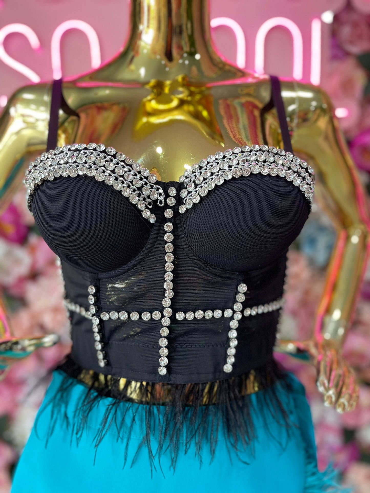 TOP CORSET CON BROQUELES Y PLUMAS NEGRO