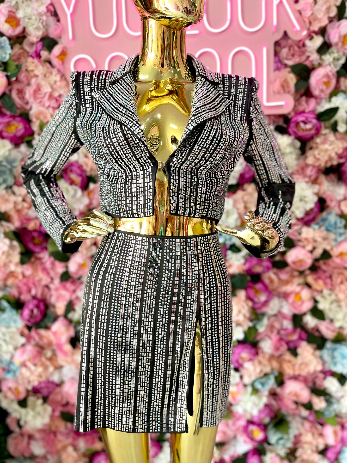 CONJUNTO SACO/FALDA CON ABERTURA AL FRENTE CON CRISTALES NEGRO