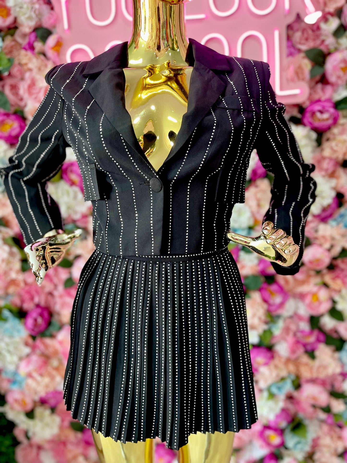 CONJUNTO SACO/ FALDA SHORT CON LINEAS BRILLOSAS NEGRO