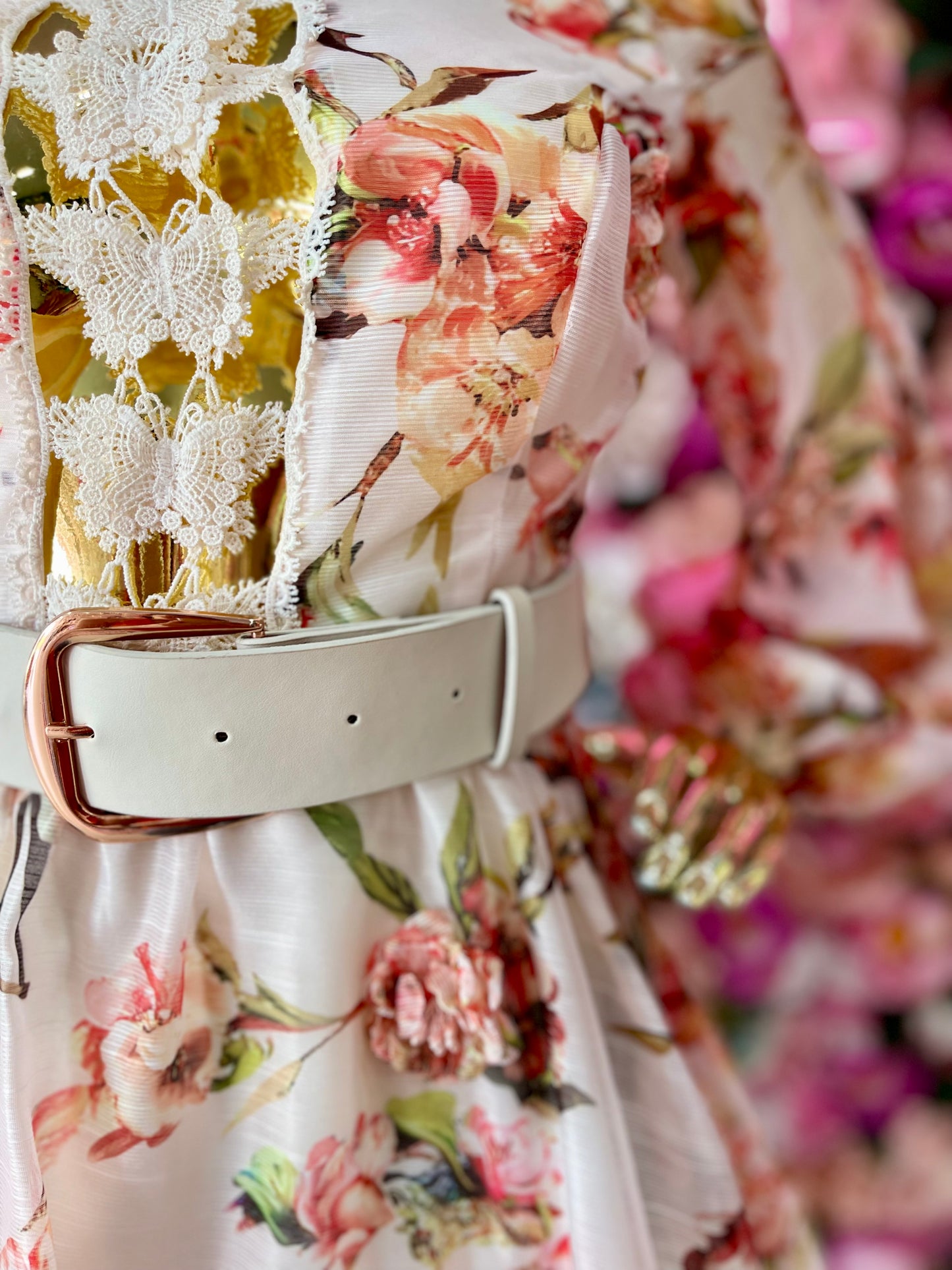 VESTIDO CON ESCAROLA FLOREADO