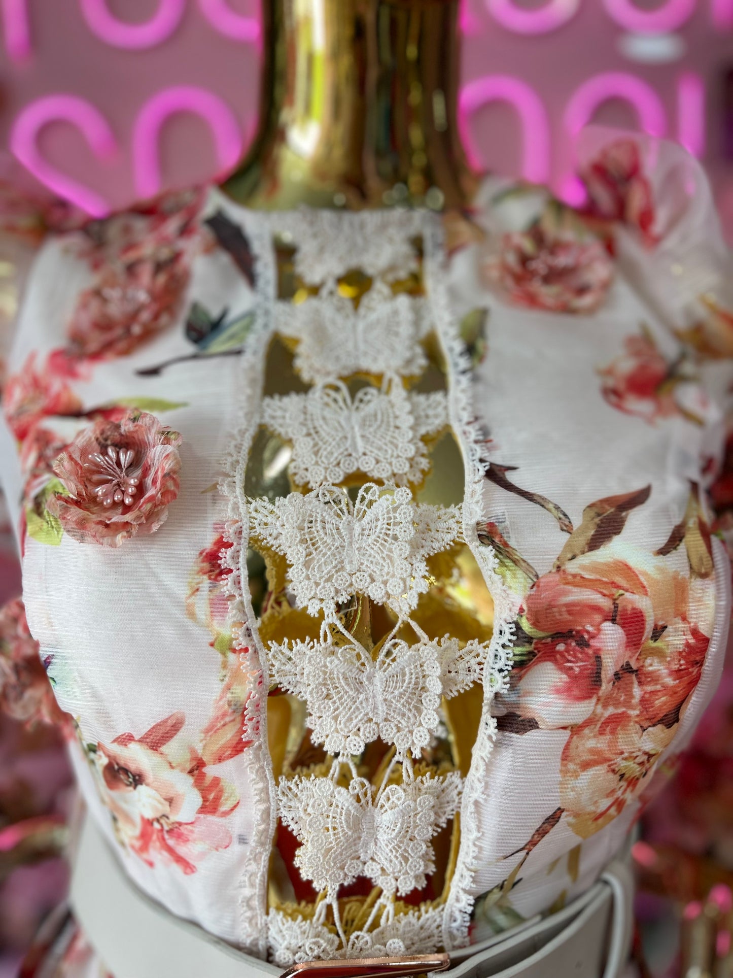 VESTIDO CON ESCAROLA FLOREADO