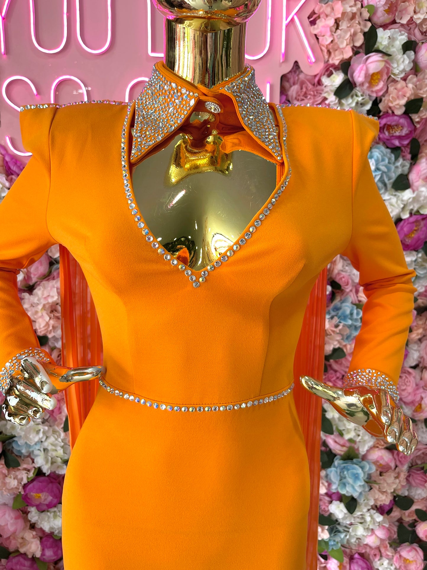 VESTIDO CON CUELLO Y CRISTALES NARANJA
