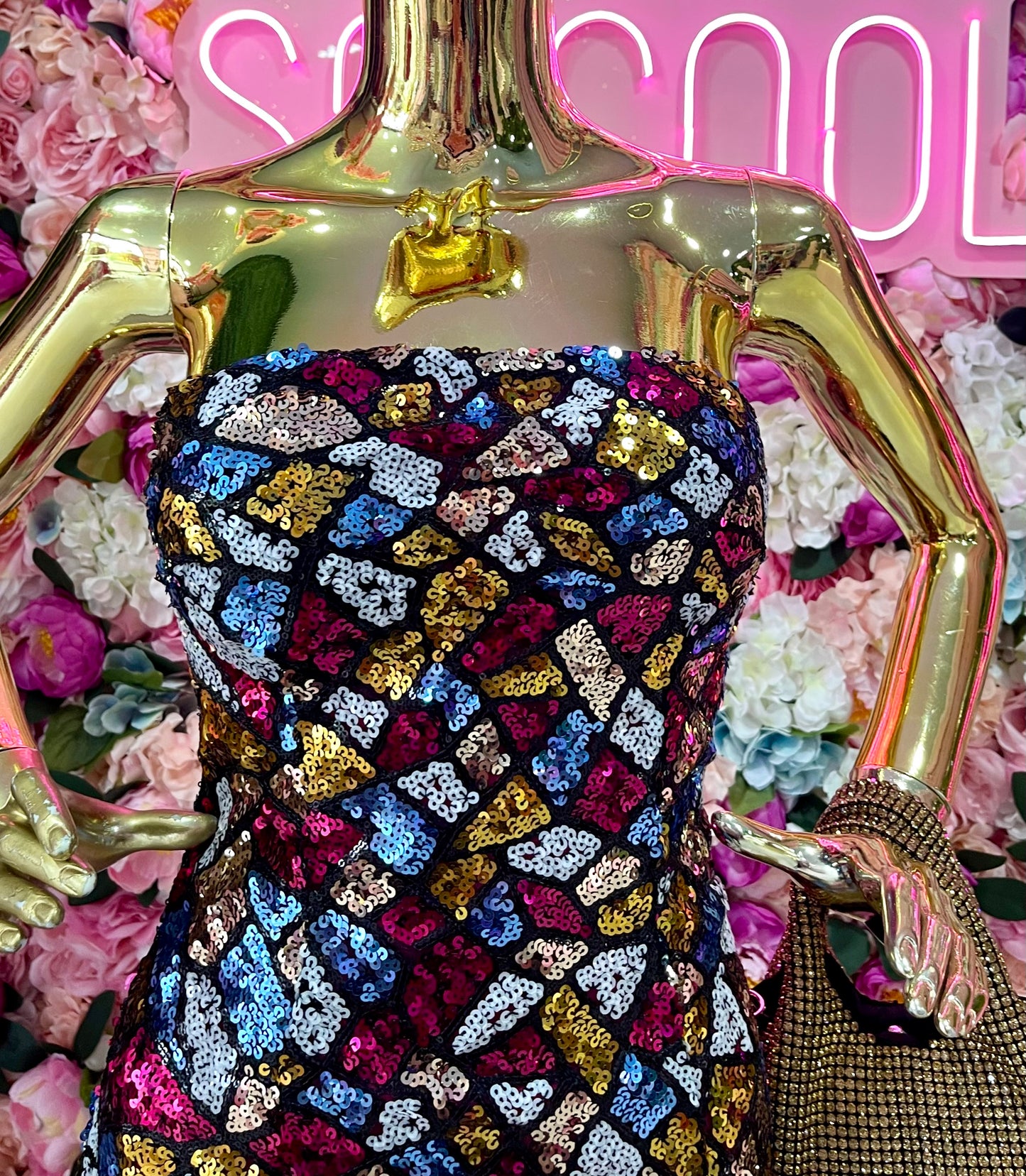 VESTIDO STRAPLESS DE LENTEJUELA Y PLUMAS