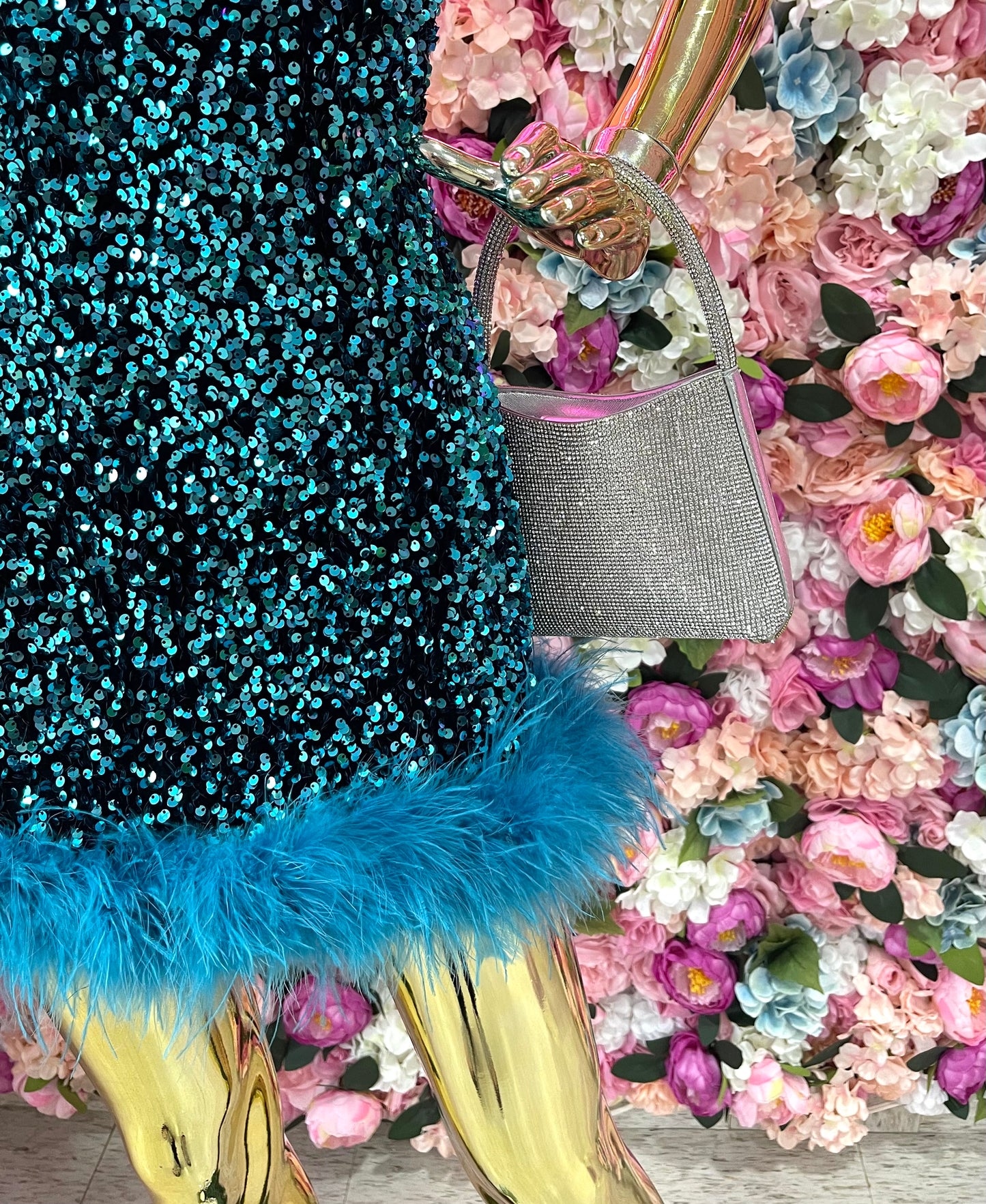 VESTIDO STRAPLESS DE LENTEJUELA Y PLUMAS