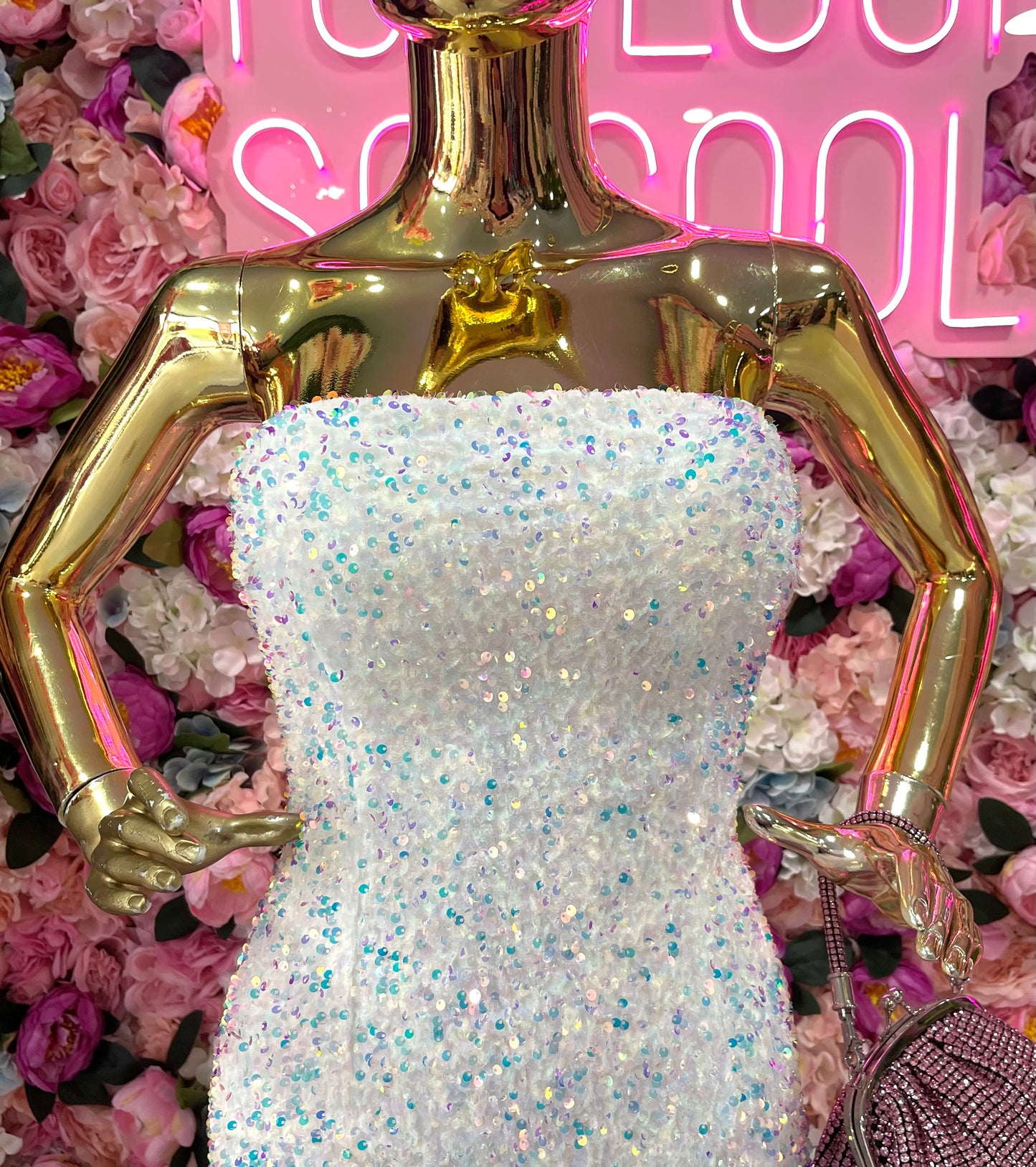 VESTIDO STRAPLESS DE LENTEJUELA Y PLUMAS