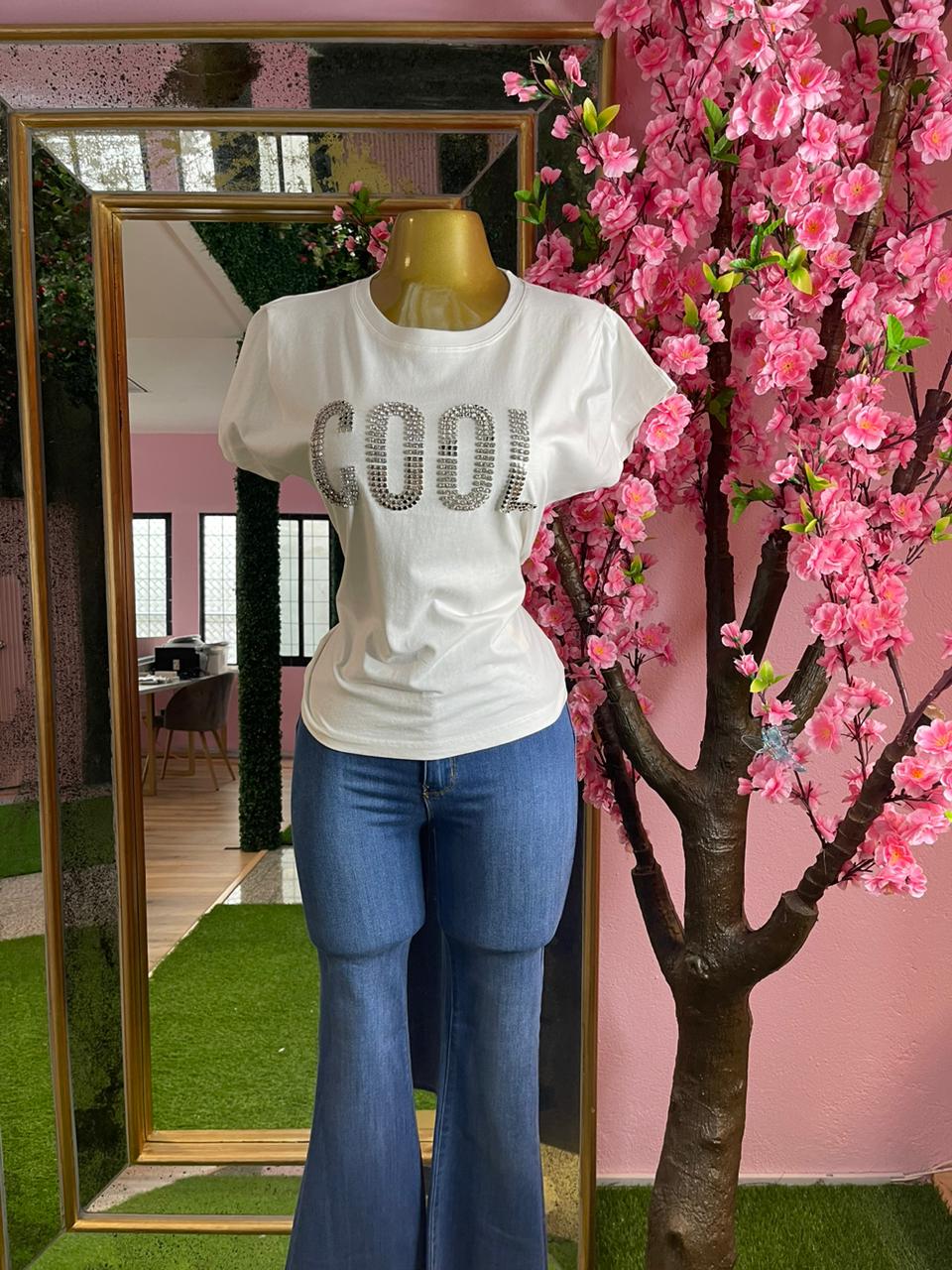 PLAYERA TEE COOL CON BROQUELES BLANCO