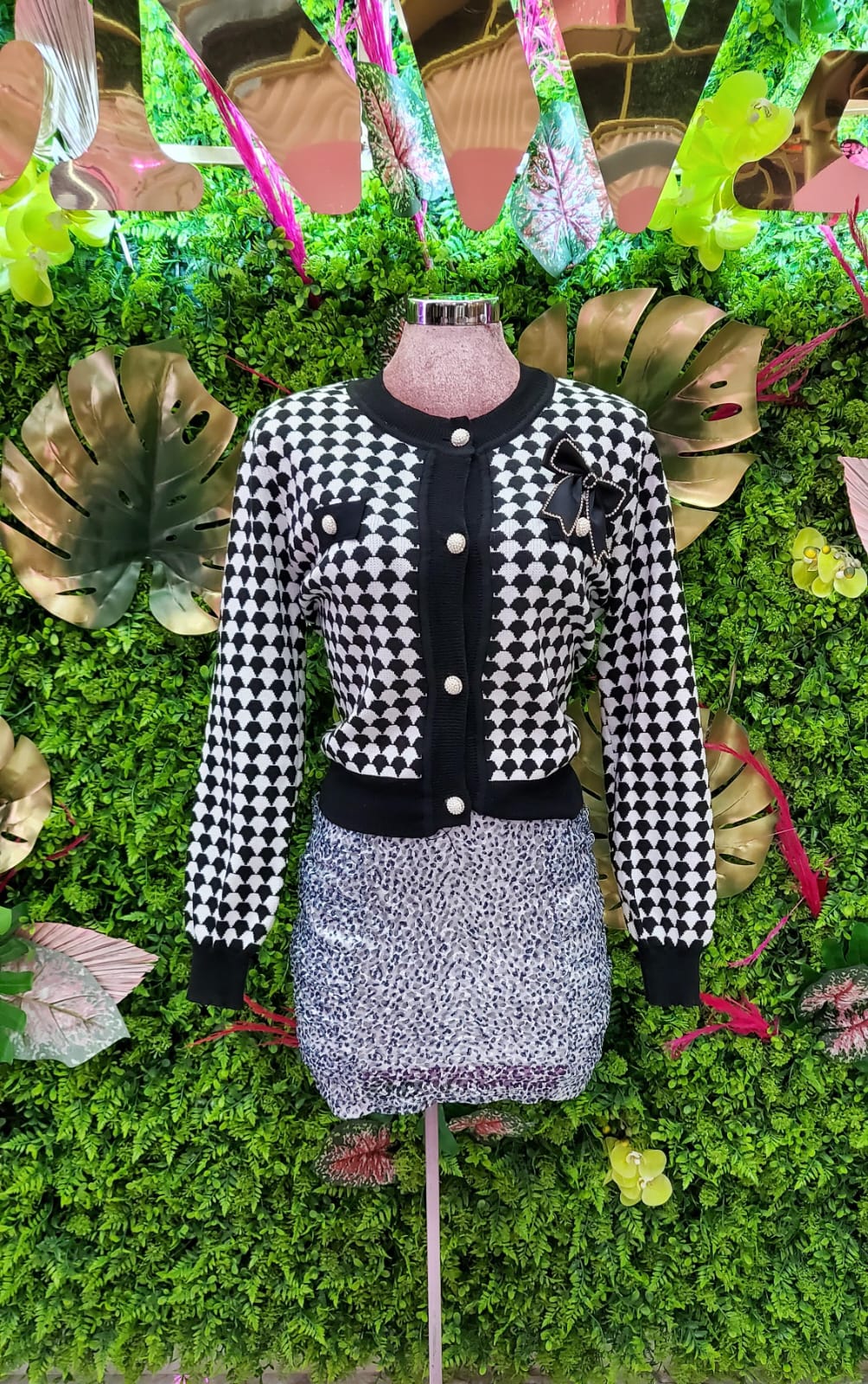 SWEATER CON BOTONES Y PERLITAS BCO/NGO