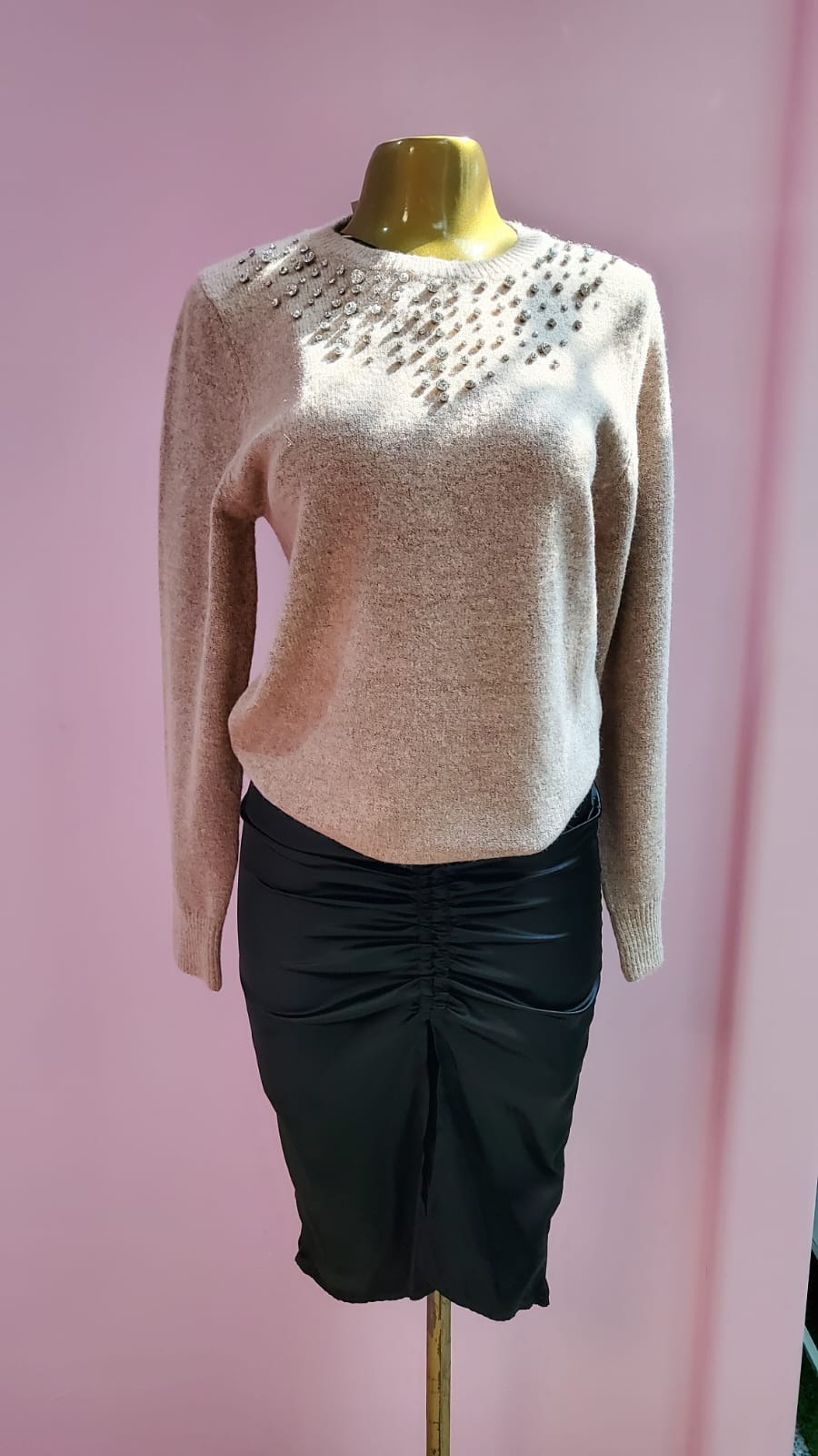 SWEATER CON BROQUELES PALO DE ROSA