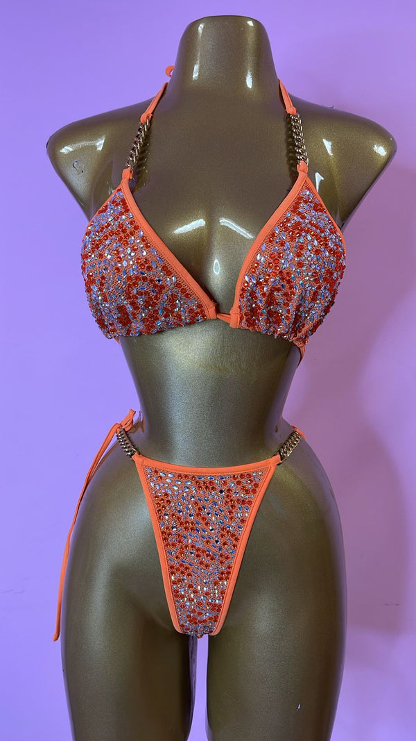 traje de baño con cadenas