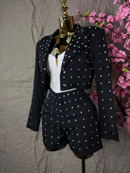 CONJUNTO SACO CORTO/SHORT CON BROQUELES NEGRO