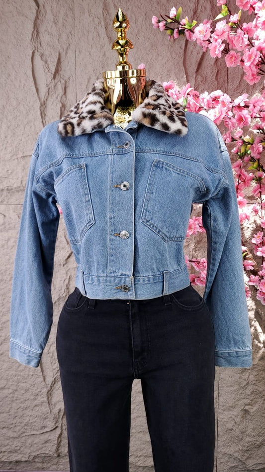 CHAMARRA DE MEZCLILLA CORTA CON CUELLO ANIMAL PRINT