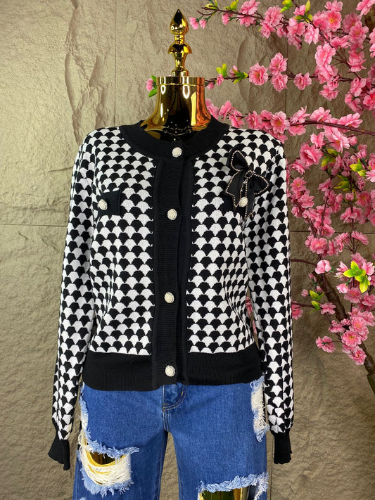 SWEATER CON BOTONES Y PERLITAS BCO/NGO