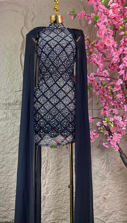 VESTIDO CON ROMBOS BRILLANTES Y VELO EN MANGAS NEGRO