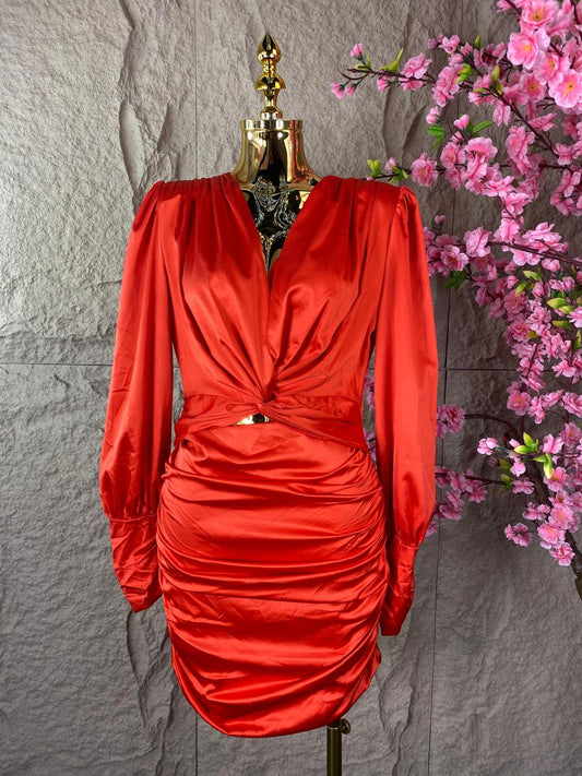 VESTIDO DRAPEADO SATINADO CON ESCOTES ROJO