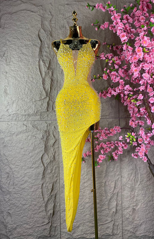 VESTIDO LARGO TIRANTES CON PERLAS Y BRILLOS PIERNA DESCUBIERTA AMARILLO