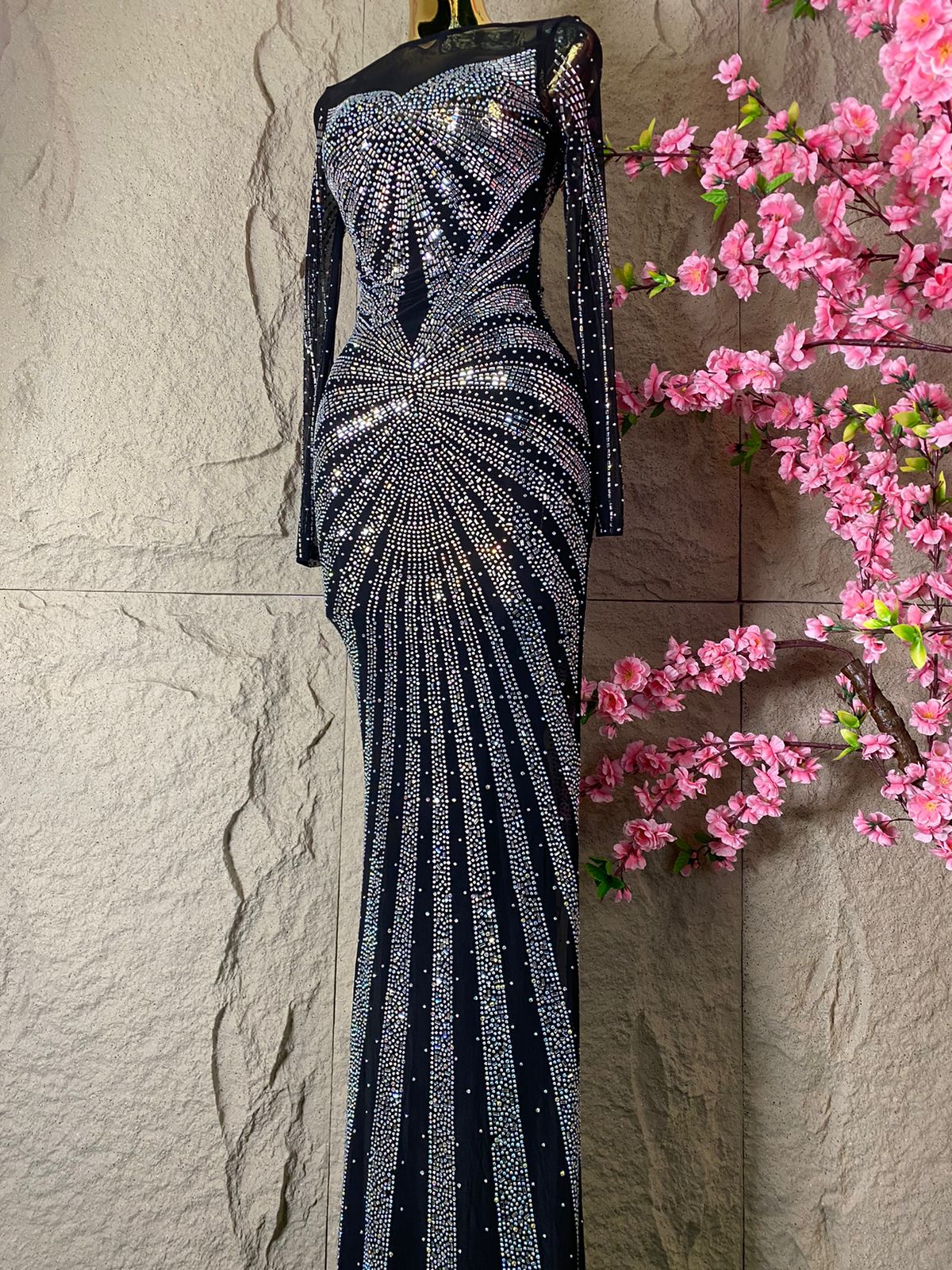 VESTIDO LARGO ML CON CRISTALES Y FONDO NEGRO – PINK RUNWAY