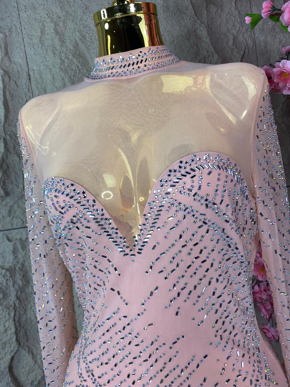 VESTIDO PEACH CON CRISTALES Y TRANSPARENCIAS