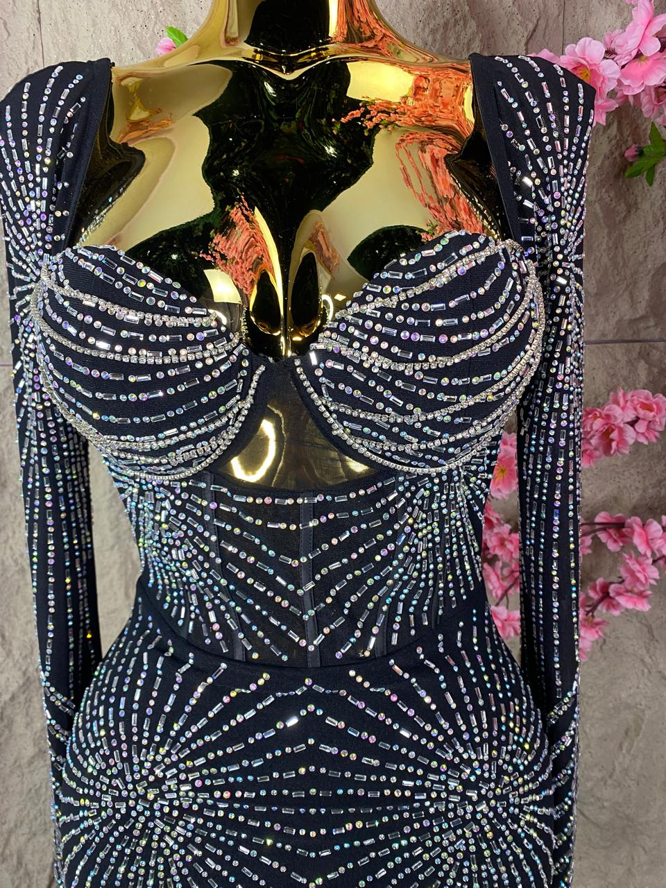 VESTIDO NEGRO DE CRISTALES CON OLAS Y COPAS