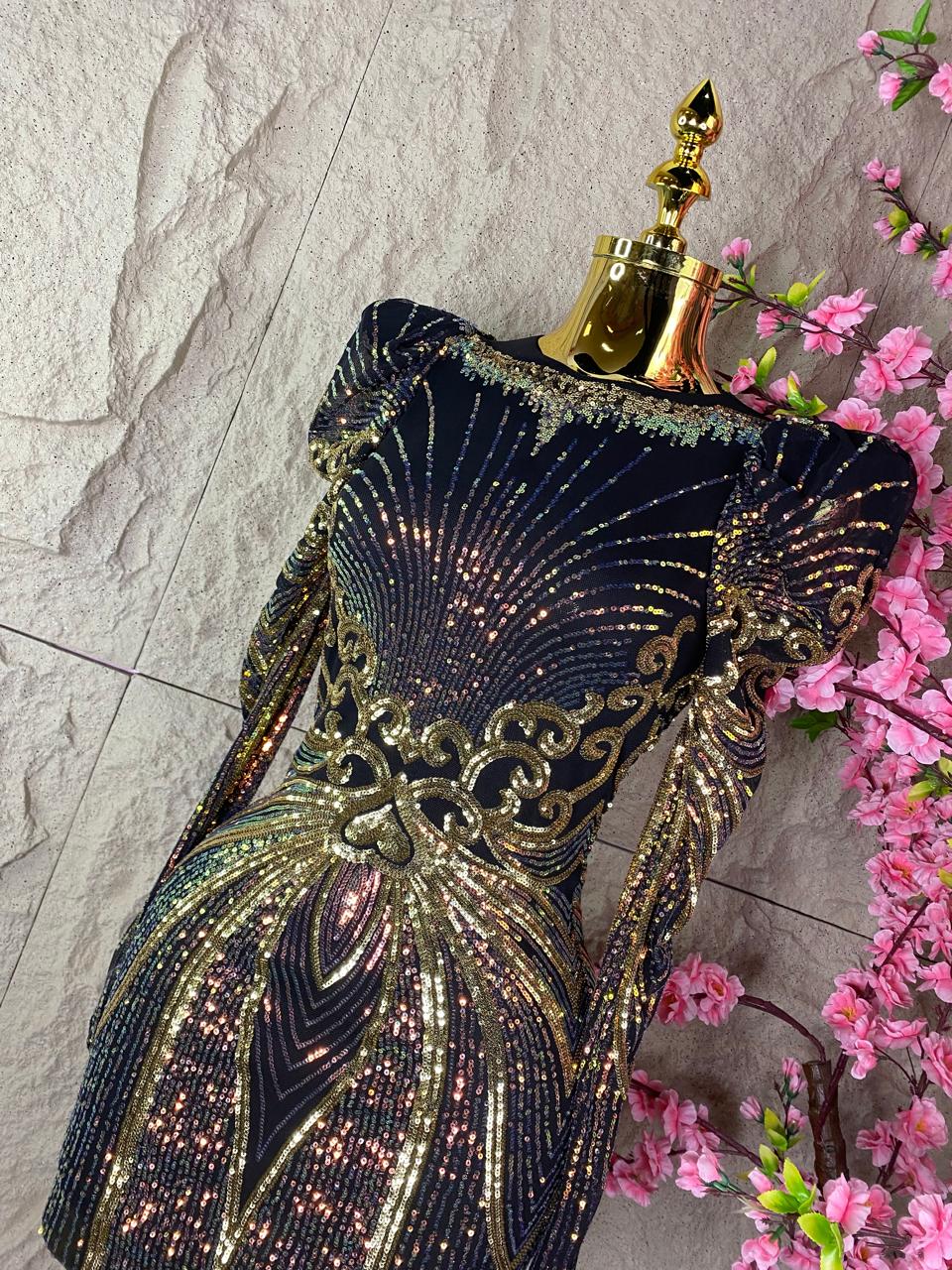 VESTIDO ML NEGRO CON LENTEJUELA DORADA Y TORNASOL