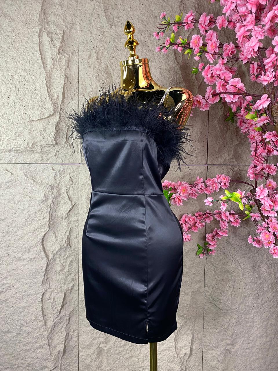 VESTIDO NEGRO DE SATIN CON PLUMAS Y TIRANTES DE BRILLOS