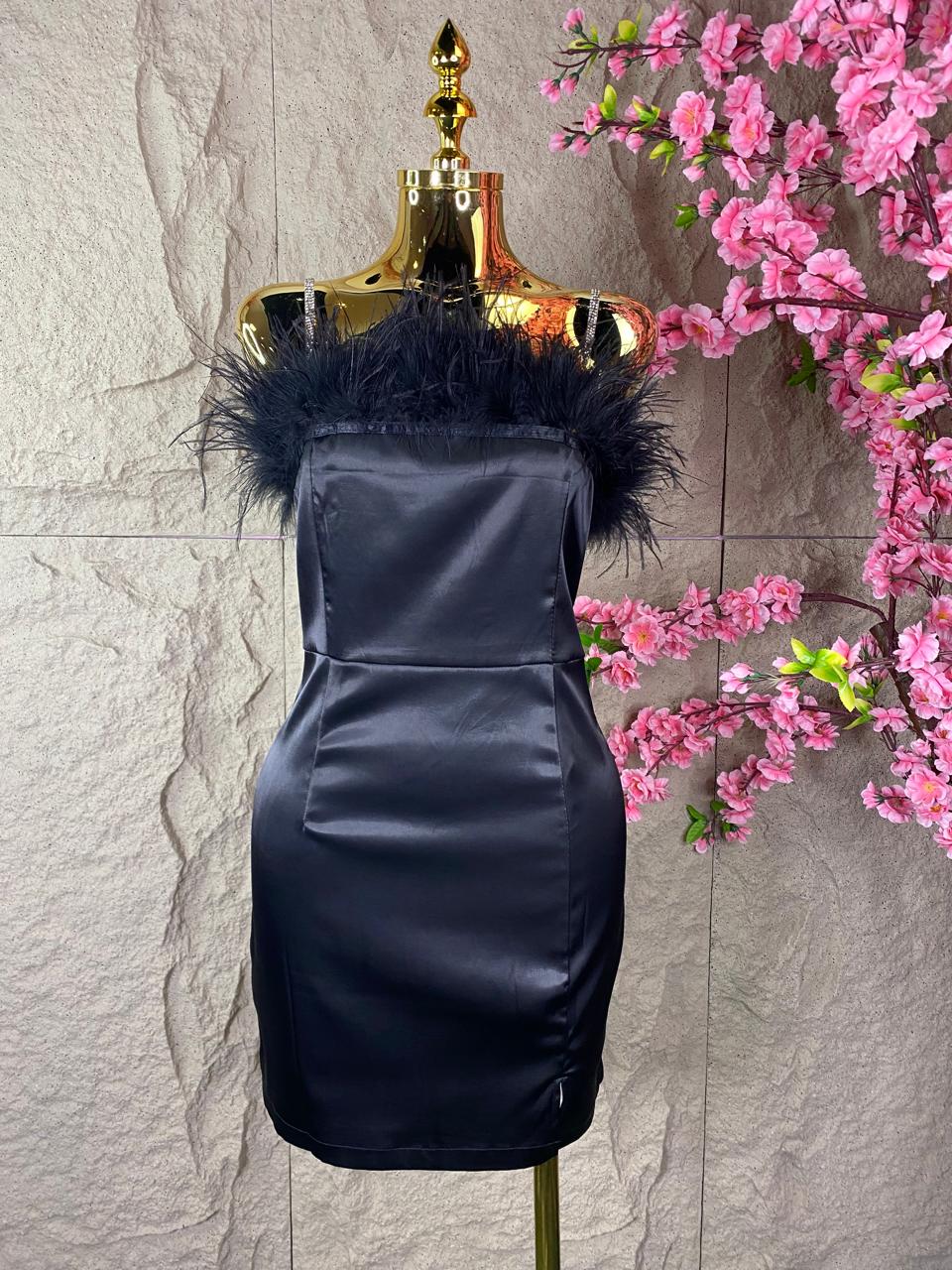 VESTIDO NEGRO DE SATIN CON PLUMAS Y TIRANTES DE BRILLOS